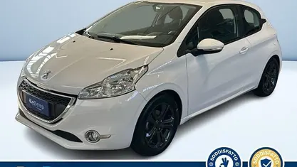 Bianco pastello Usata 2014 Peugeot 208 Access Due volumi | 9700 €