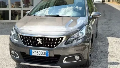 Usata Peugeot 2008 Allure 120 CV (88 kW) 2019 Grigio SUV