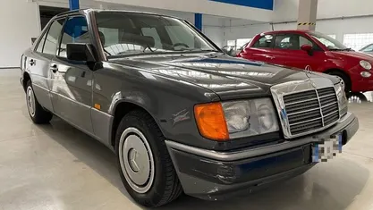Nero/grigio metallizzato Usata 1990 Mercedes E200 Tre volumi | 2950 €