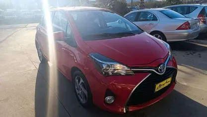 Rosso Usata 2016 Toyota Yaris Hybrid Active Tre volumi | 9900 € (Buon prezzo)