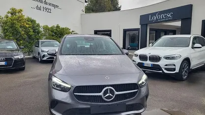Begagnad Mercedes B180 Business 116 HK (85 kW) 2023 Grå Minibuss
