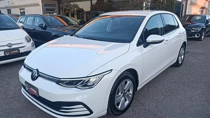 Begagnad VW Golf VIII Style 130 HK (95 kW) 2022 Vit Sedan