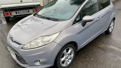 Grigio Usata 2011 Ford Fiesta Tre volumi | 3200 € (Ottimo prezzo)