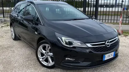 Usata Opel Astra Business 110 CV (80 kW) 2017 Nero Station wagon