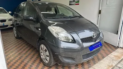 Usata Toyota Yaris 69 CV (50 kW) 2010 Grigio Utilitaria