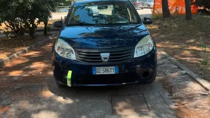 Usata Dacia Sandero Lauréate 75 CV (55 kW) 2010 Blu Berlina
