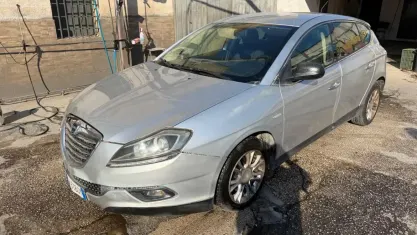 Usata Lancia Delta Gold 105 CV (77 kW) 2013 Argento Utilitaria