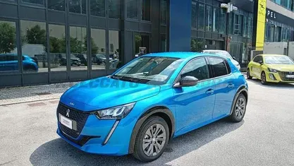 Blu Usata 2024 Peugeot e-208 Allure Due volumi | 22.700 € (Buon prezzo)