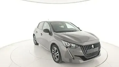Usado Peugeot 208 Allure 101 CV (74 kW) 2023 Plateado Utilitario