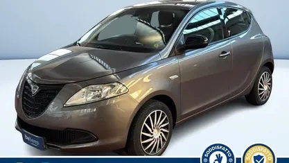 Usata Lancia Ypsilon 69 CV (50 kW) 2015 Grigio metallizzato Utilitaria