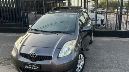 Usata Toyota Yaris Sol 100 CV (73 kW) 2009 Grigio Utilitaria