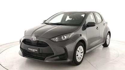 Grigio Usata 2025 Toyota Yaris Hybrid Active Tre volumi | 19.900 € (Buon prezzo)