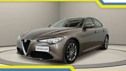 Usata Alfa Romeo Giulia Super 150 CV (110 kW) 2018 Grigio / metallizzato Berlina