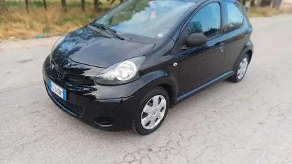 Usata Toyota Aygo Connect Style 72 CV (52 kW) 2010 Nero Utilitaria