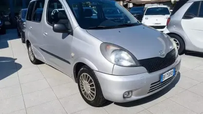 Usata Toyota Yaris Verso 86 CV (63 kW) 2001 Grigio Monovolume