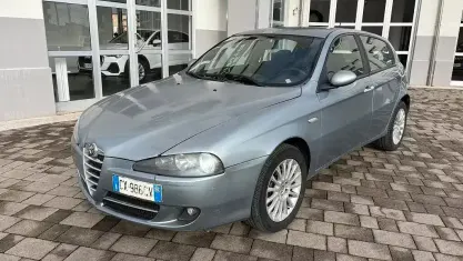 Usata Alfa Romeo 147 Distinctive 116 CV (85 kW) 2005 Grigio Utilitaria
