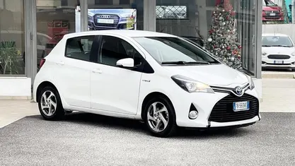 Bianco Usata 2015 Toyota Yaris Hybrid Tre volumi | 8700 € (Buon prezzo)