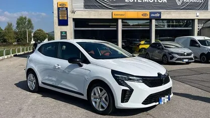 Bianco nacré Nuova 2025 Renault Clio V Evolution Tre volumi | 16.490 € (Ottimo prezzo)
