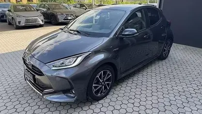 Begagnad Toyota Yaris Hybrid Lounge 116 HK (85 kW) 2021 Grå Sedan