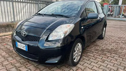 Nero Usata 2010 Toyota Yaris Sol Tre volumi | 3990 € (Buon prezzo)