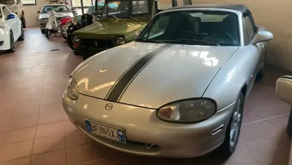 Usata Mazda MX5 110 CV (80 kW) 2001 Argento Cabrio