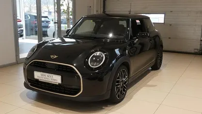 Usata Mini Cooper Favoured 156 CV (114 kW) 2024 Blu Utilitaria