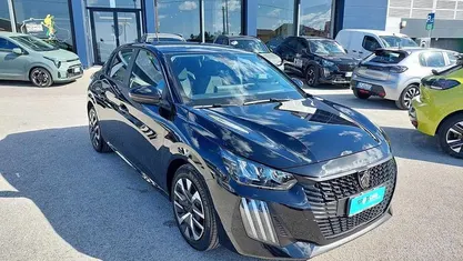 Usata Peugeot 208 Style 101 CV (74 kW) 2025 Nero Utilitaria