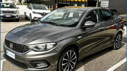 Grigio Usata 2016 Fiat Tipo Opening Edition Tre volumi | 12.900 €
