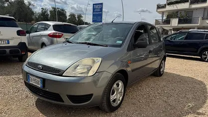 Grigio Usata 2002 Ford Fiesta Ghia Due volumi | 1750 € (Cara)