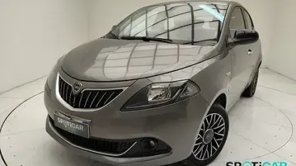 Usado Lancia Ypsilon S 70 HP (51 kW) 2024 Cinzento Citadino