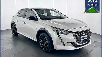 Usata Peugeot e-208 Allure 100 kW (136 CV) 2021 Bianco Utilitaria