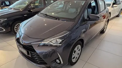 Grigio Usata 2019 Toyota Yaris Hybrid Business Edition Tre volumi | 14.900 € (Cara)