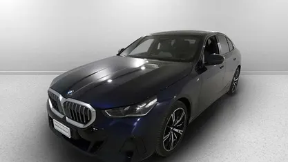 Tanzanite blue metallizzato Usata 2024 BMW 520 M Sport Tre volumi | 62.500 € (Buon prezzo)