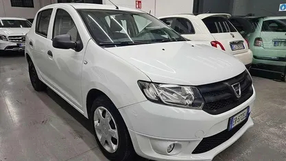 Usata 2013 Dacia Sandero Lauréate Tre volumi | 2900 € (Buon prezzo)