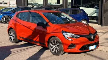 Orange metallizzato Usata 2023 Renault Clio V Equilibre Tre volumi | 12.490 € (Super prezzo)