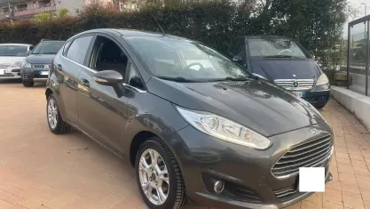 Usata Ford Fiesta 95 CV (69 kW) 2016 Grigio Utilitaria