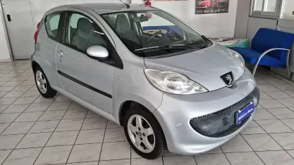 Usata Peugeot 107 54 CV (39 kW) 2007 Argento Utilitaria