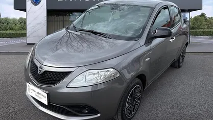 Usata Lancia Ypsilon Gold 69 CV (50 kW) 2019 Grigio Utilitaria
