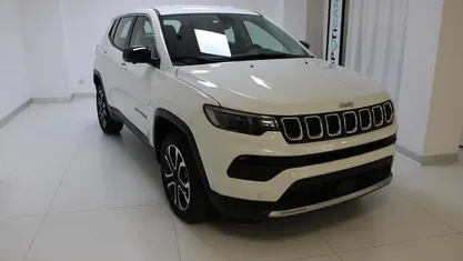 Usata 2024 Jeep Compass Altitude SUV | 30.900 € (Buon prezzo)