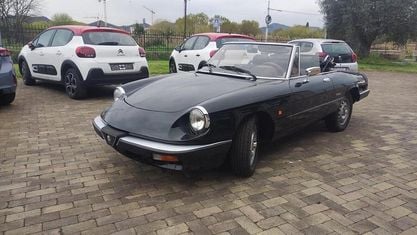Begagnad Alfa Romeo Spider 130 HK (95 kW) 1985 Svart Cab