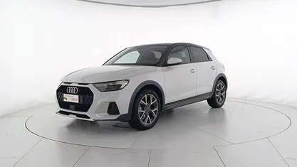 Bianco ghiacciaio metallizzato grigio ma Usata 2021 Audi A1 Admired Tre volumi | 19.400 € (Buon prezzo)