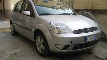 Usata Ford Fiesta 75 CV (55 kW) 2005 Argento Berlina