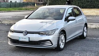 Usata VW Golf VIII Life 116 CV (85 kW) 2024 Grigio Utilitaria