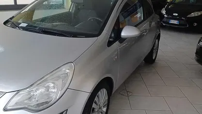 Argento Usata 2011 Opel Corsa Tre volumi | 3500 € (Buon prezzo)