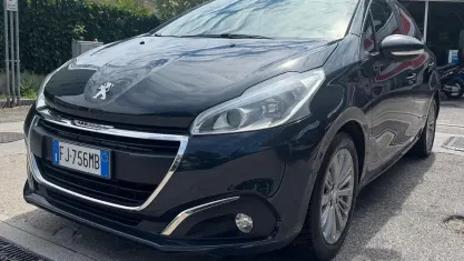 Usata Peugeot 208 Allure 75 CV (55 kW) 2017 Bluazzurro Utilitaria