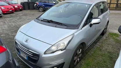 Usata 2015 Peugeot 5008 Active Monovolume | 5700 € (Buon prezzo)
