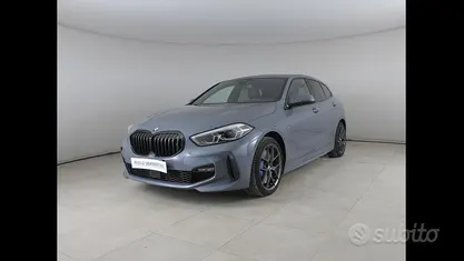 Grigio Usata 2022 BMW 118 Sport Line Due volumi | 28.500 € (Buon prezzo)