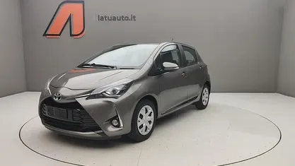 Grigio medio Usata 2017 Toyota Yaris Active Utilitaria | 9890 € (Buon prezzo)
