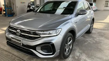 Usata VW T-Roc R-line 110 CV (80 kW) 2023 Argento SUV