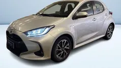 Argento metallizzato Usata 2021 Toyota Yaris Hybrid Trend Tre volumi | 18.000 € (Buon prezzo)